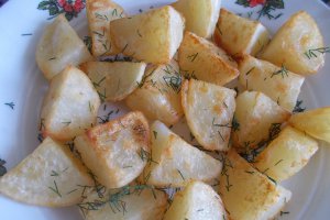 Cartofi la tigaie, cu salata asortata