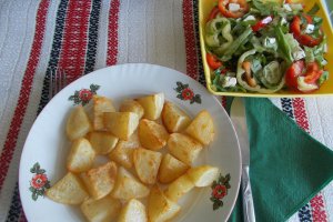 Cartofi la tigaie, cu salata asortata