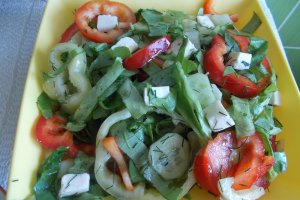 Cartofi la tigaie, cu salata asortata