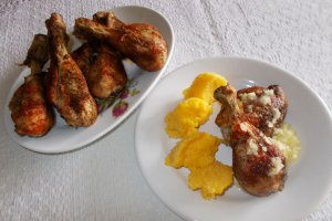 Pulpe pe pat de sare grunjoasa cu mamaliguta si mujdei