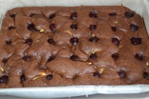 Desert negresa cu crema de branza si cirese