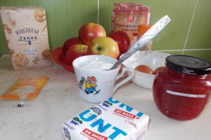Desert tarta cu mere, afine si dulceata de trandafiri