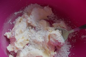 Desert tarta cu mere, afine si dulceata de trandafiri