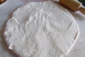 Desert tarta cu mere, afine si dulceata de trandafiri