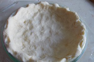 Desert tarta cu mere, afine si dulceata de trandafiri