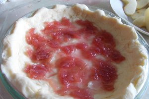 Desert tarta cu mere, afine si dulceata de trandafiri