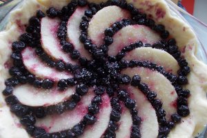 Desert tarta cu mere, afine si dulceata de trandafiri
