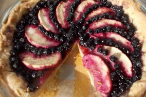 Desert tarta cu mere, afine si dulceata de trandafiri