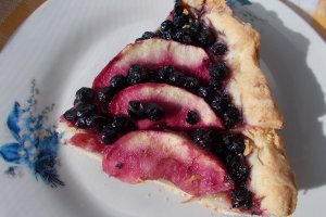 Desert tarta cu mere, afine si dulceata de trandafiri