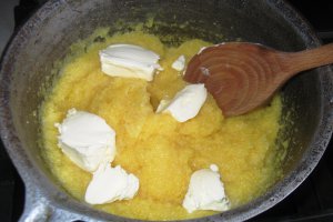 Ostropel de pui cu mamaliguta "imbracata" in branza de oi