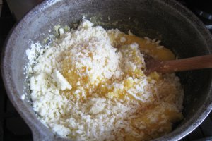 Ostropel de pui cu mamaliguta "imbracata" in branza de oi