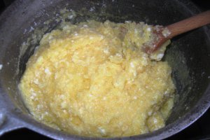 Ostropel de pui cu mamaliguta "imbracata" in branza de oi