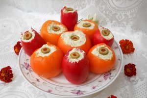 Aperitiv rosii umplute