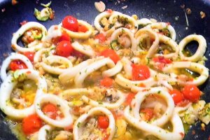 Linguini siciliene cu fructe de mare