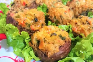 Aperitiv ciuperci umplute cu pui si legume