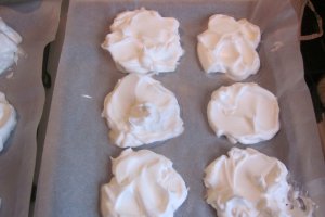Desert mini Pavlova, cu crema de ciocolata si fructe de padure