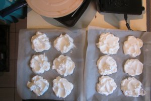 Desert mini Pavlova, cu crema de ciocolata si fructe de padure