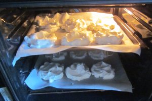 Desert mini Pavlova, cu crema de ciocolata si fructe de padure