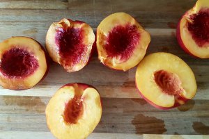 Burta de porc la gratar cu salsa picanta de nectarine si fasole cu usturoi