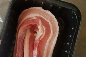 Burta de porc la gratar cu salsa picanta de nectarine si fasole cu usturoi