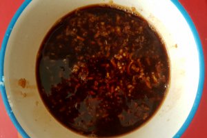Burta de porc la gratar cu salsa picanta de nectarine si fasole cu usturoi