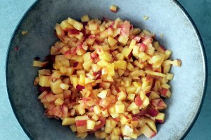 Burta de porc la gratar cu salsa picanta de nectarine si fasole cu usturoi