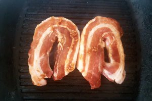 Burta de porc la gratar cu salsa picanta de nectarine si fasole cu usturoi
