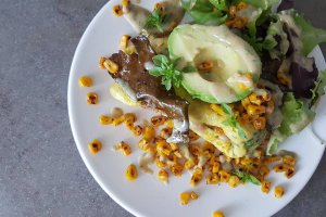 Omleta in stil american cu avocado, porumb si sos de Tahini