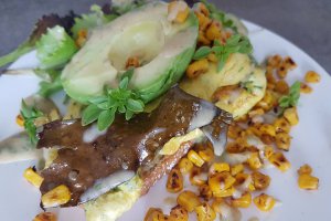 Omleta in stil american cu avocado, porumb si sos de Tahini