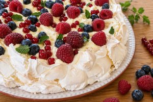 Reteta de tort Pavlova, un desert spectaculos si rafinat