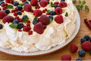 Reteta de tort Pavlova, un desert spectaculos si rafinat