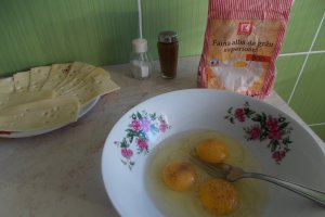 Conopida pane, invelita in cascaval
