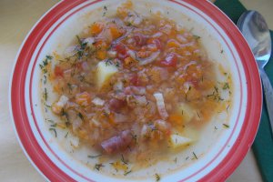 Ciorba de legume cu afumaturi, acrita cu varza murata