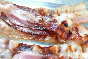 Crema de mazare cu ou posat si bacon afumat