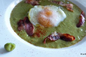Crema de mazare cu ou posat si bacon afumat