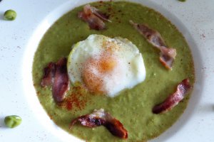 Crema de mazare cu ou posat si bacon afumat