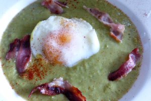 Crema de mazare cu ou posat si bacon afumat
