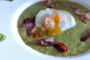 Crema de mazare cu ou posat si bacon afumat