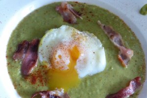Crema de mazare cu ou posat si bacon afumat