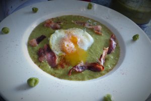 Crema de mazare cu ou posat si bacon afumat