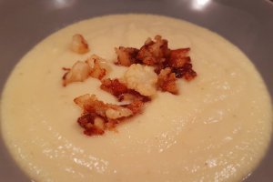 Supa crema de conopida cu topping de conopida crocanta
