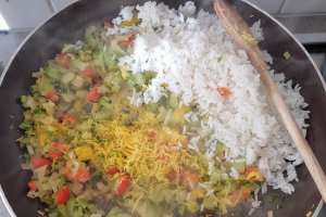 Burrito cu carne de pui in sos BBq si orez Cajun (+ varianta vegetariana)
