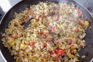 Burrito cu carne de pui in sos BBq si orez Cajun (+ varianta vegetariana)