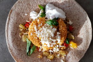 Burrito cu carne de pui in sos BBq si orez Cajun (+ varianta vegetariana)