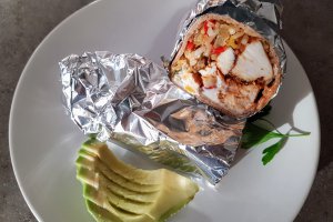 Burrito cu carne de pui in sos BBq si orez Cajun (+ varianta vegetariana)