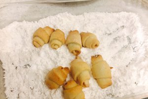 Desert cornulete fragede cu rahat si magiun de prune cu nuca