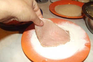 Snitele din muschi de porc in crusta de cascavea, cu mustar si pesmet