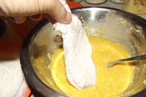 Snitele din muschi de porc in crusta de cascavea, cu mustar si pesmet