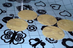 Tortellini ( bicolori ) de casa, cu ciuperci si cascaval