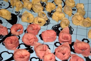 Tortellini ( bicolori ) de casa, cu ciuperci si cascaval
